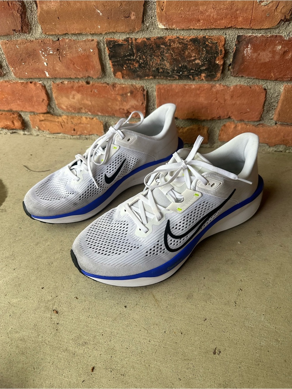 Nike White Athletic Running Shoes with Blue and Black Accents